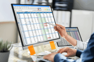 Two colleagues collaborate at a desk - Multi-Channel Order Management